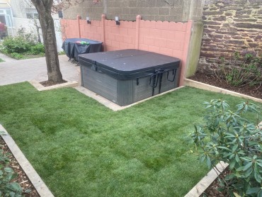 Jaccuzi + gazon autre vue.jpg